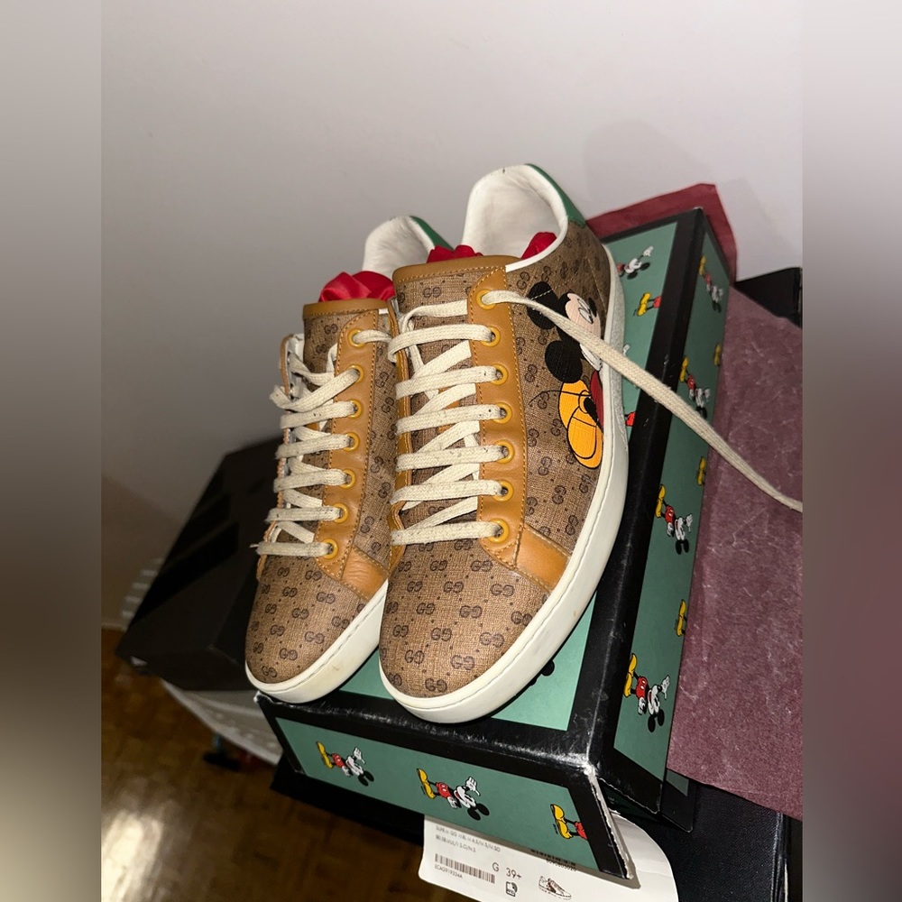 Gucci supreme sneakers